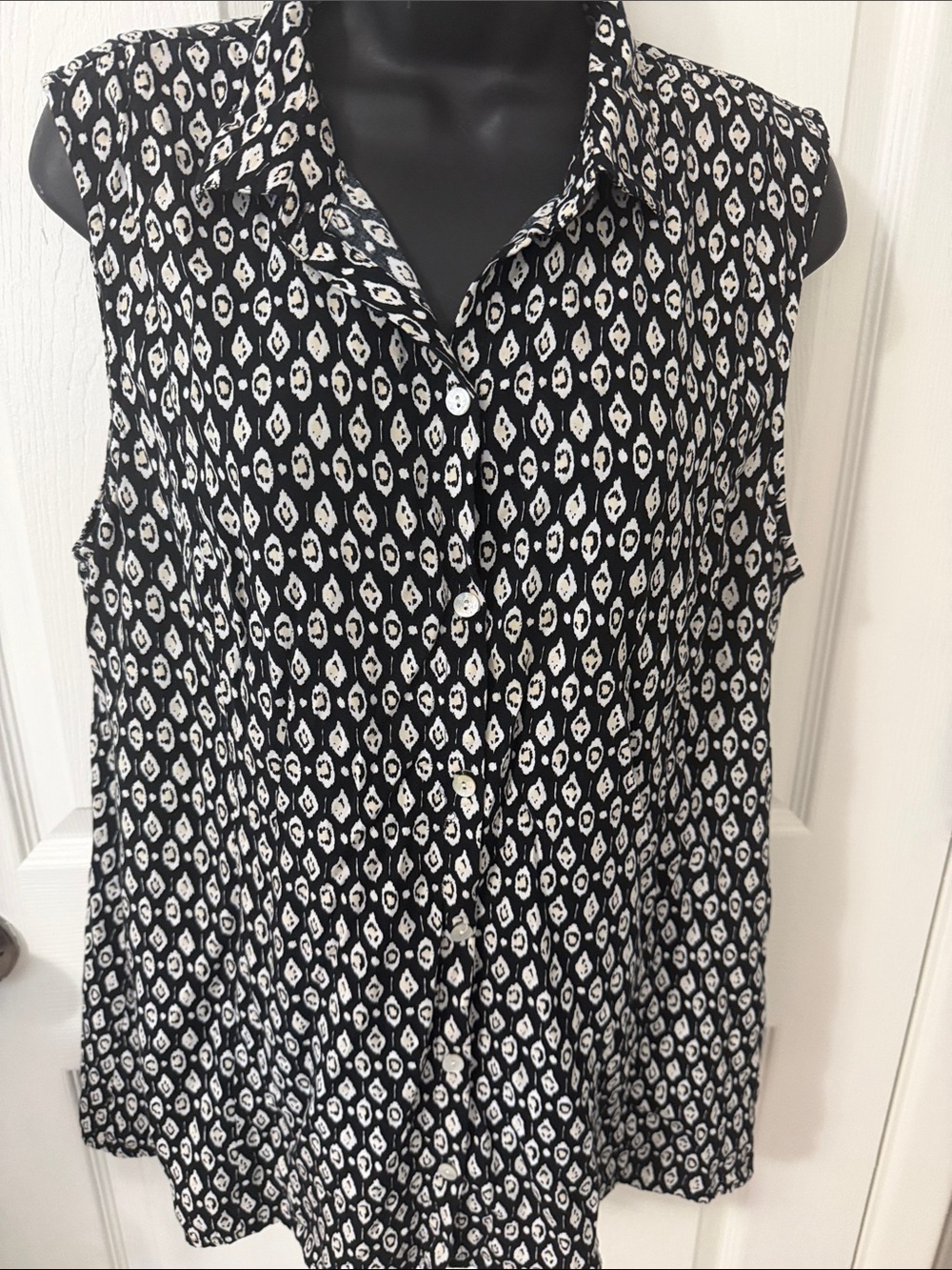 J. Jill Black & White Sleeveless Button-Down Shirt